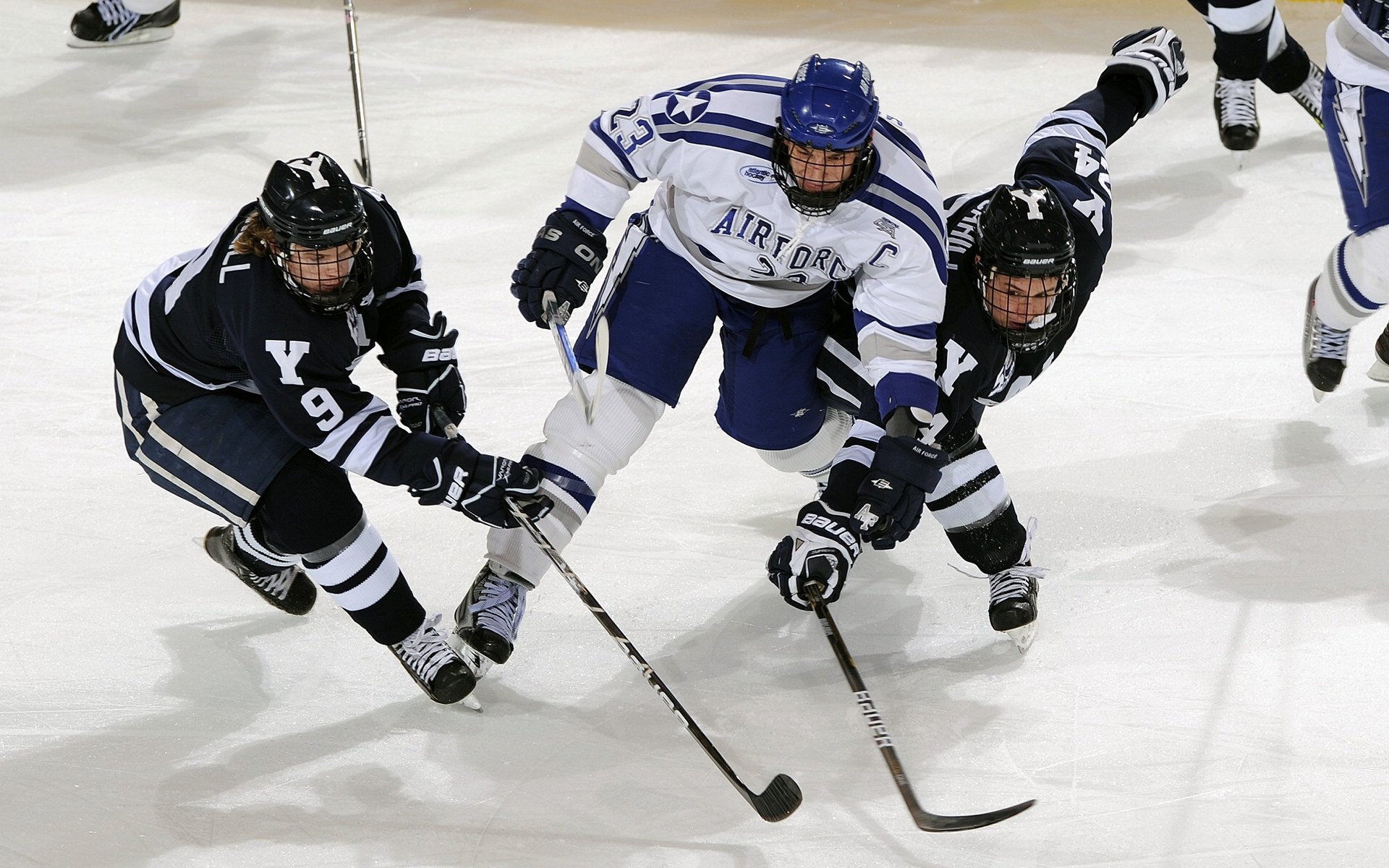 博卡青年核心前锋受困于盯防难觅良机，博卡青年培养出的球星