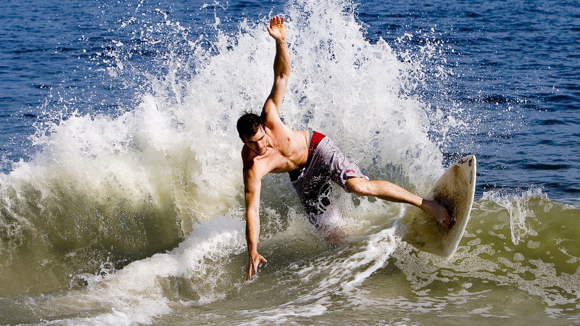 热火防守体系完美，成功压制对手核心，热火三巨头防守